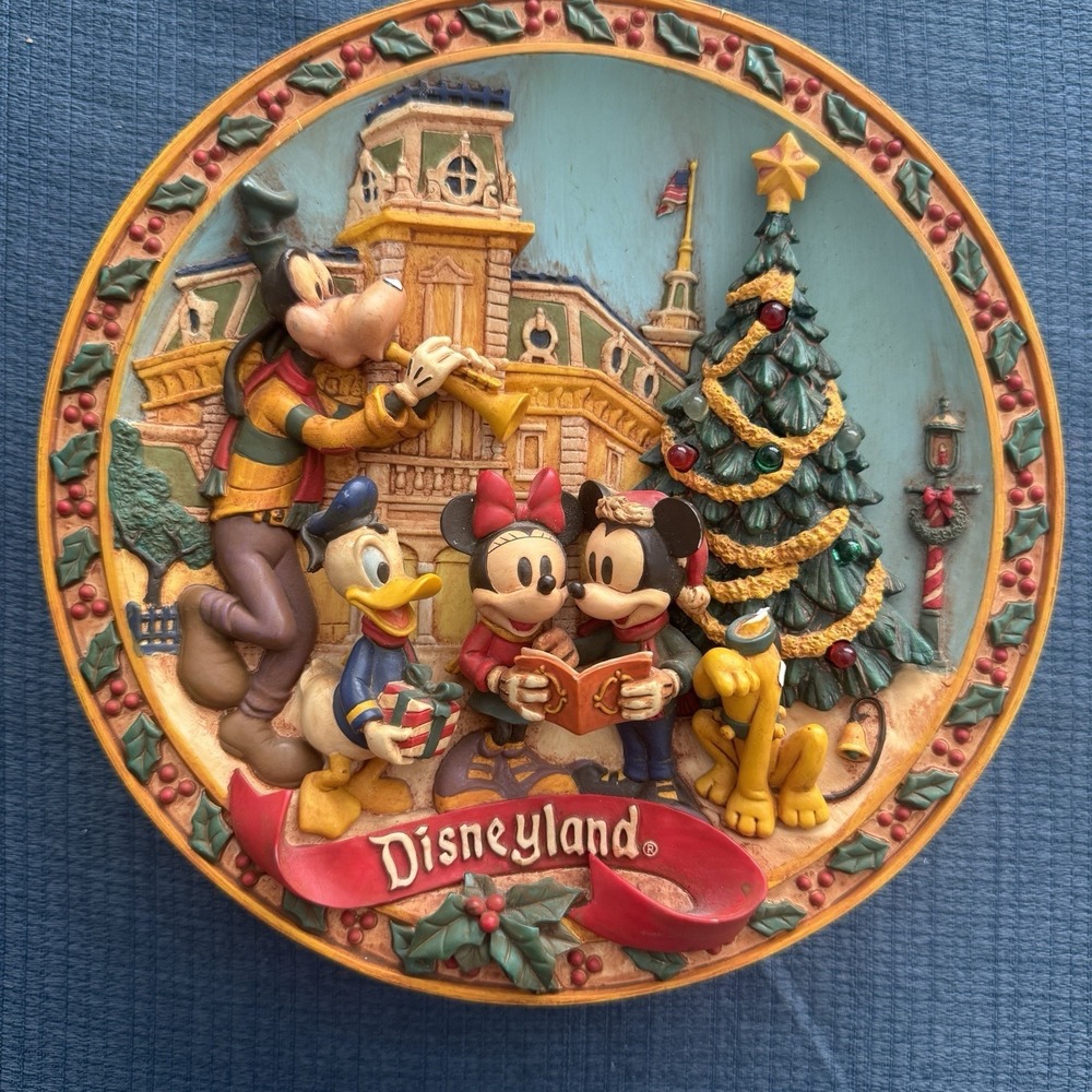 Mickey Mouse Disneyland "Fa la la la la" Christmas 3D Plate Vintage 0469/2500